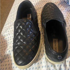 cute black leather slip ons!! in great condition 🤍 brand steve madden